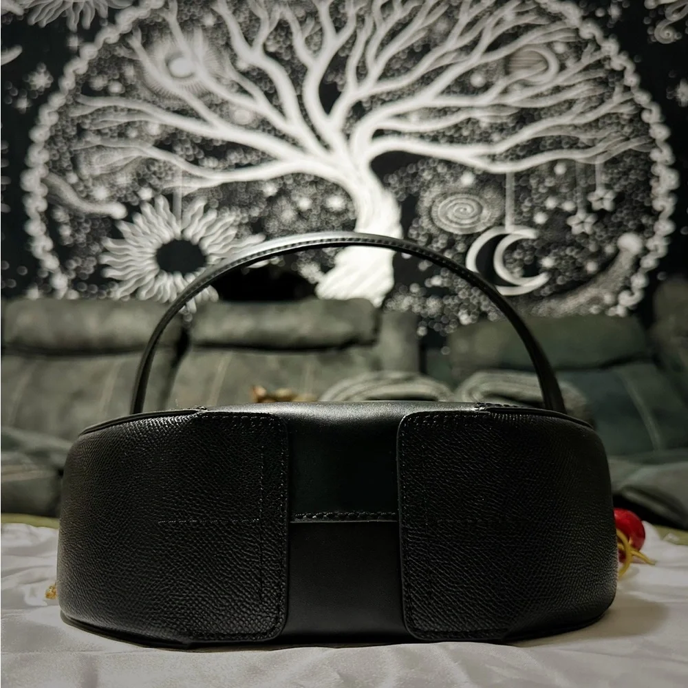 Vintage Furla soho Shoulder Bag Black Leather with Gold Accents new without tags - Picture 11 of 17